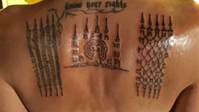 بالصور.. وشم غريب على ظهر أنجلينا جولي يربطها ببراد بيت