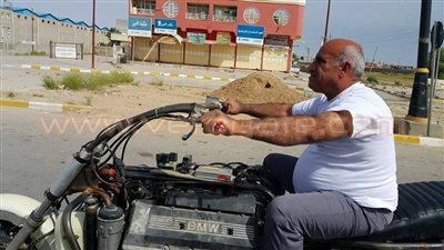 بالصور.. عراقي يصنع دراجة نارية بمحرك سيارة «BMW»