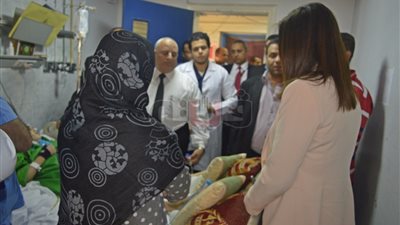 وزيرة الهجرة تزور الطالبة «أريج» المصابة بـ«غيبوبة» في مستشفى الحسين