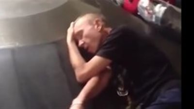 بالفيديو.. رجل ينام على سير حمل حقائب المسافرين في المطار