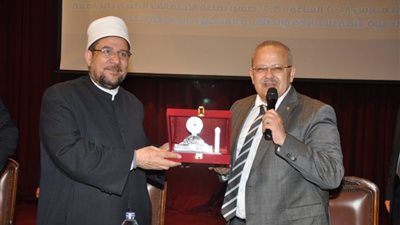 جامعة القاهرة تكرم وزير الأوقاف