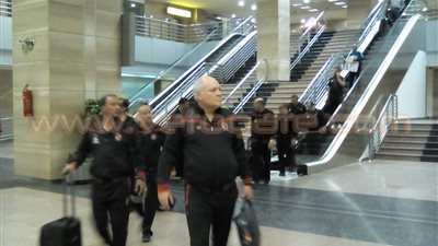 بالصور.. بعثة الأهلي تصل القاهرة بعد الهزيمة من زيسكو الزامبي.. ألتراس أهلاوي يفاجئ الفريق باستقبال حاشد في المطار.. يهتفون لـ«مارتن يول وغالي».. ويطالبون اللاعبين بالتركيز وحصد بطولة الدوري