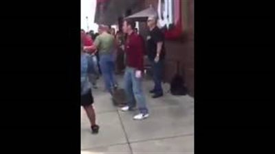 بالفيديو.. شاهد ماذا فعل شاب مع عجوز حاول التدخل لفض «خناقة»