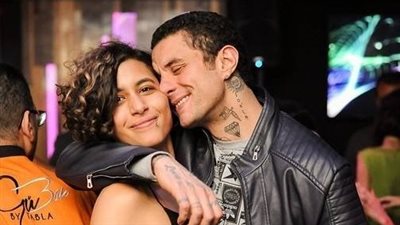 أحمد الفيشاوي يثير الجدل باصطحابه فتاة لبار في الزمالك