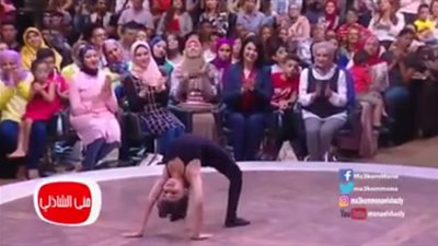 بالفيديو.. منى الشاذلي تجلس مع الجمهور لمتابعة عرض باليه لأطفال الصعيد