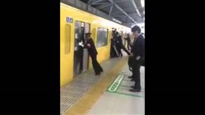 بالفيديو.. أغرب طريقة لتحميل الركاب في مترو الأنفاق الياباني