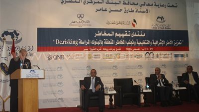 بالصور.. وزيرالاتصالات يتسلم درعا تذكاريا من لجنة البريد بشرم الشيخ