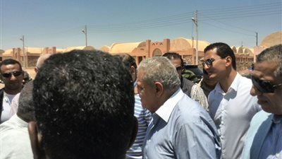 بالصور.. محلب يتفقد مشروعات قومية بأسوان