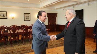 رئيس جامعة القاهرة يبحث مع وزير الاتصالات توقيع بروتوكول تعاون