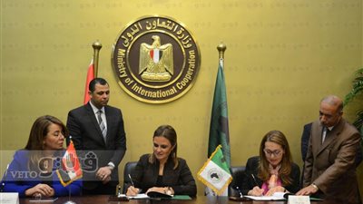 سحر نصر توقع منحة بقيمة 10 ملايين جنيه مع بنك التنمية الأفريقي