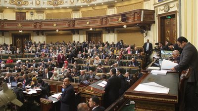 علي عبد العال عن الموافقة على القوانين وقوفا: «شوية رياضة»