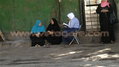 بالصور.. قراءة القرآن سلاح أولياء الأمور أمام لجان الثانوية بالهرم