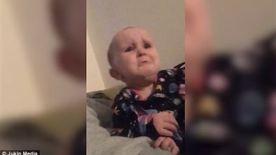 بالفيديو والصور.. أطرف موقف لطفل يرفض الاستحمام