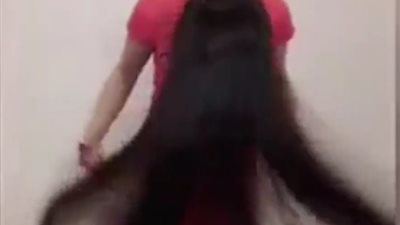 امرأة تمتلك شعر «رابونزل» تكشف سر طوله (فيديو)