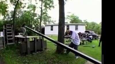 بالفيديو.. سقوط مروع لشاب بعد فشله في التزحلق على سور حديدي