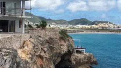 رجل يقفز من أعلى سطح فندق في المياه (فيديو وصور)