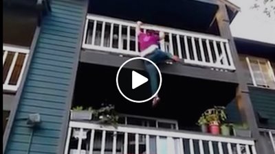 لحظة سقوط فتاة من الطابق الثالث (فيديو)