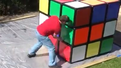حل أكبر مكعب روبيك في العالم بوزن 99 كيلو جرام (فيديو)