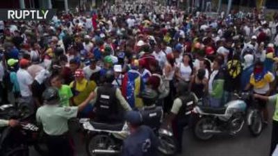 بالفيديو.. اشتباكات عنيفة بين الشرطة والمعارضة في فنزويلا
