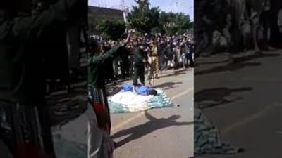 بالفيديو.. لحظة إعدام مغتصب وقاتل طفلة أمام المواطنين في صنعاء