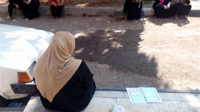 بالصور.. القلق يسيطر على أولياء الأمور أمام «الجيزة الفنية الصناعية»