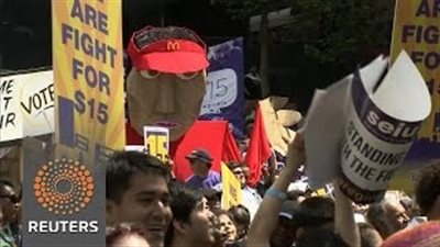 بالفيديو.. مظاهرات في أمريكا للمطالبة بزيادة الحد الأدنى للأجور