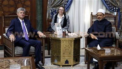 بالفيديو.. الطيب: الأزهر لا يؤمن بنظرية صراع الحضارات والثقافات