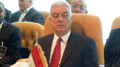 سامح فهمي يغادر إلى السعودية بعد رفع اسمه من قوائم الممنوعين