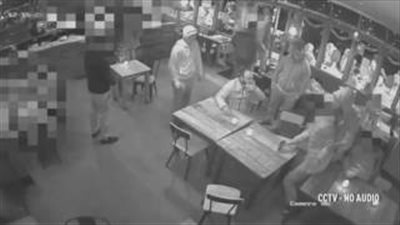 بالفيديو.. لقطات مروعة لاختطاف شاب من حانة مزدحمة