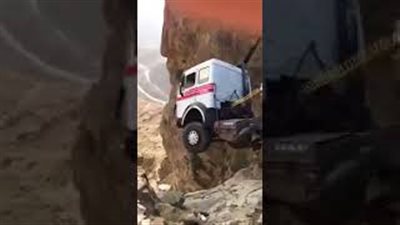 نجاة سائق شاحنة من السقوط من فوق جبل بالسعودية (فيديو)