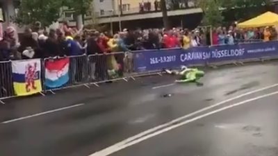 رد فعل مفاجئ لسائق دراجة هوائية تعرض لحادث مروع (فيديو)