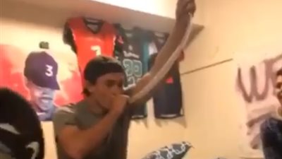 رد فعل فتيات تعرض صديقهن لموقف محرج (فيديو)