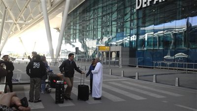 استمرار توافد لاعبي الأهلي على مطار القاهرة (فيديو)