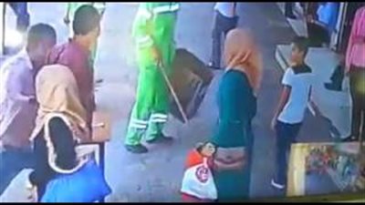 بالفيديو.. لحظة اعتداء شاب بالضرب على فتاة أمام المارة بعمان