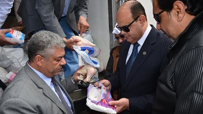 بالصور.. محافظ مطروح يتفقد سيارات بيع المواد اللحوم المخفضة