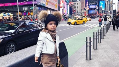 بالصور.. طفلة ثلاث سنوات تستعد لأسبوع الموضة بنيويورك