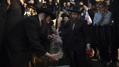 طقوس احتفال «اليهود» بـ«عيد الفصح».. فرض الصيام على الذكور.. أكل الخبز دون الاختمار.. التفاف العائلات حول «السيدر» في «ليلة المنهاج».. تلاوة المزامير وإقامة الص