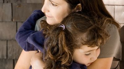 للأمهات.. 6 طرق تساعدك على احتواء غضب وحزن طفلك