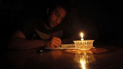 موجة «انقطاع الكهرباء» تضرب مراكز المنيا.. «ملوي» تتصدر القائمة.. أولياء أمور طلاب الثانوية: الظلام يهدد مستقبل أبنائنا.. ومسئولو الكهرباء يتنصلون من المسئولية