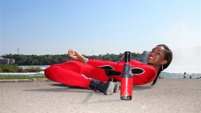 بالفيديو والصور.. ملكة «الليمبو» تمر أسفل سيارة