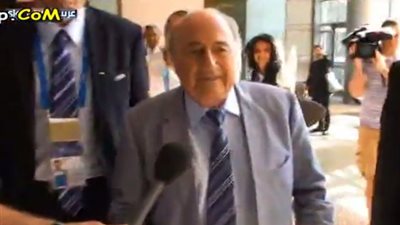 بالفيديو.. «بلاتر» يرفض التعليق على فضيحة رشوة قطر لـ«فيفا»