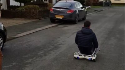 سقوط مروع لشاب استخدم اسكوتر شقيقه الأصغر (فيديو)