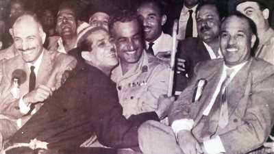 أحضان وقبلات شكوكو لعبد الناصر