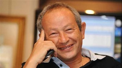 ساويرس يداعب شابا مقبلا على الزواج: «ارجع يا مجنون»