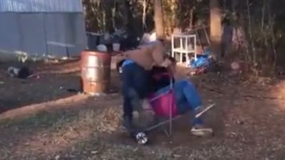 شاب يتسبب في سقوط صديقه بطريقة مروعة (فيديو)