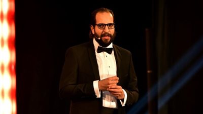 الإعلامي أحمد أمين بطل مسلسل «بابي سيتر» على 9090