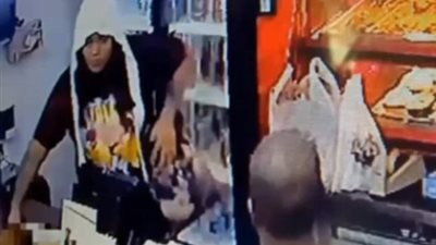 بالفيديو والصور.. «حرامي» يترك المال لسبب أثار دهشة الجميع