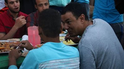 بالصور.. مشاهير أفطروا على موائد الرحمن.. «الجخ» يشارك المصريين همومهم في الشهر الكريم.. محافظ بورسعيد يفاجئ أبناء المحافظة بالجلوس بينهم.. وعمرو موسى يتناول «الأرز والبسلة» على ما