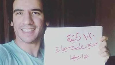 بالصور.. تصرفات مجموعة من الشباب بعد تخليهم عن التدخين