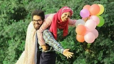 بالصور.. شاب يسعد شقيقته بجلسة تصوير طريفة